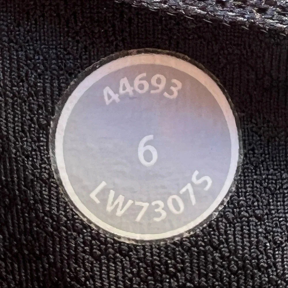 Lululemon Groovy Run Shorts 6 black euc - Picture 5 of 7